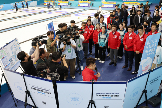 박보균 문화체육관광부 장관이 3일 2024 강원 동계 청소년올림픽대회 현장 점검을 위해 강릉 컬링센터를 방문, 조직위 관계자로부터 보고받고 있다. 연합뉴스